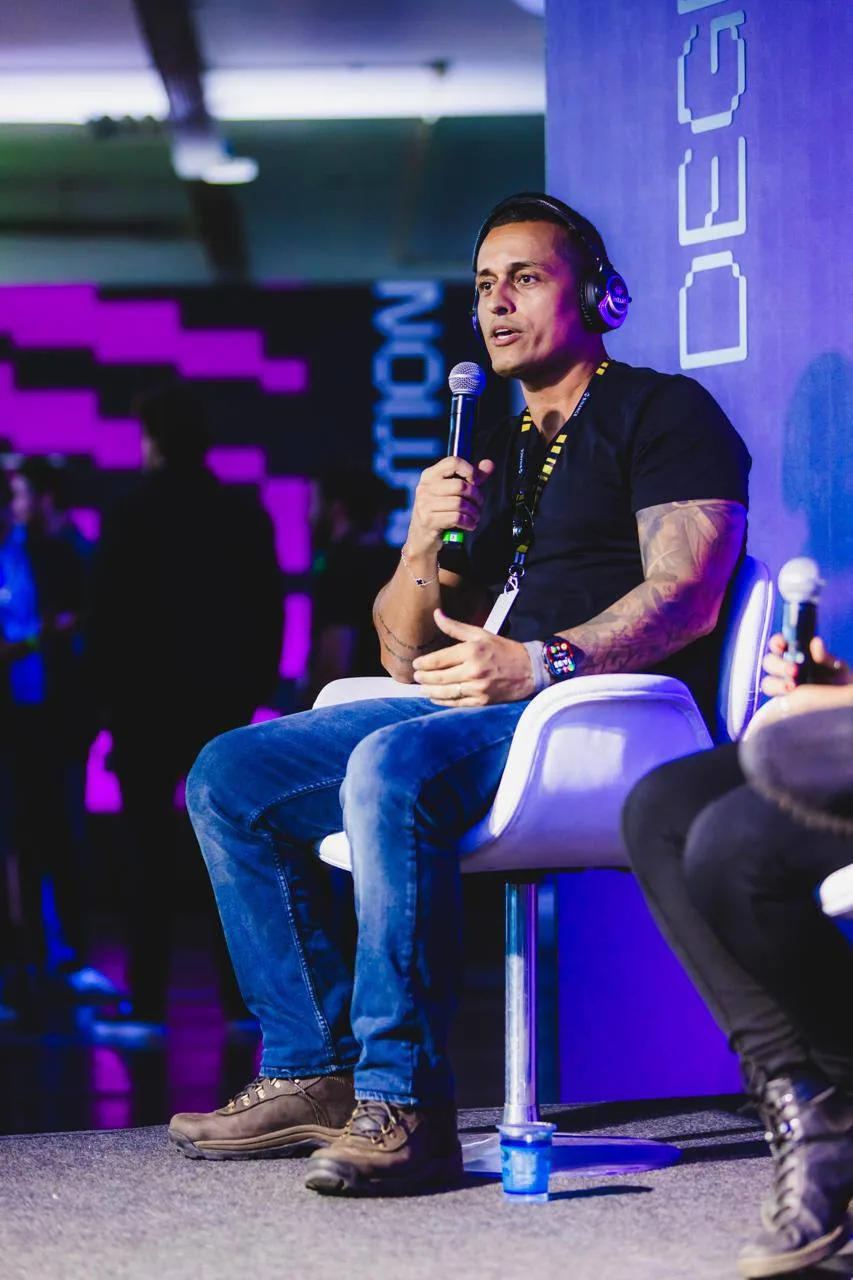 Fabio em painel no palco